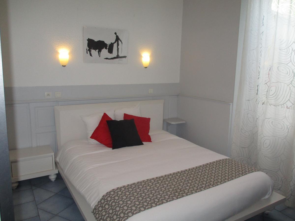 Hotel La Tour Des Fees Quissac  ภายนอก รูปภาพ